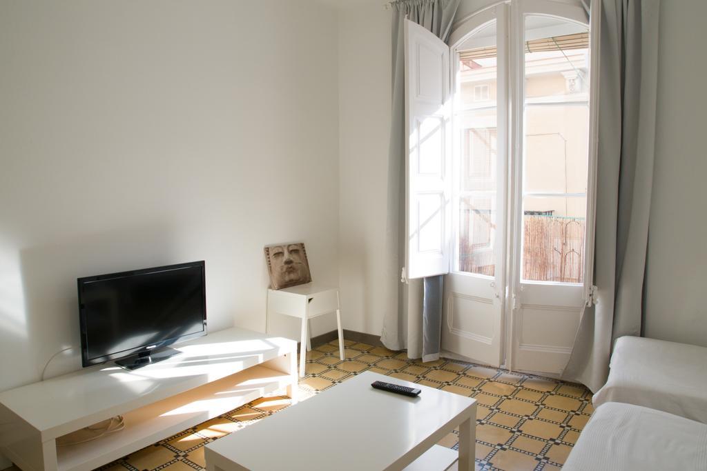 Barnapartments Basic Gracia บาร์เซโลนา ภายนอก รูปภาพ